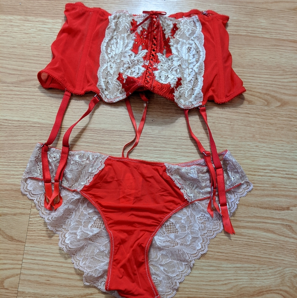 * Sexy waist clincher with stocking straps and panty